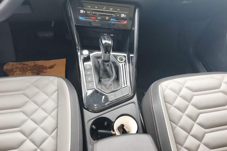 Used Volkswagen Tayron 2023 300TSI Two-Wheel-Drive Luxury Plus Advanced Edition Gear Lever