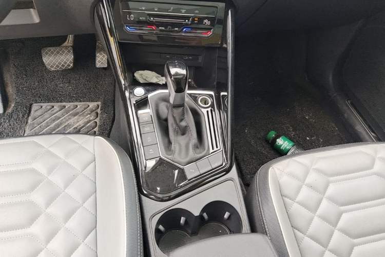 Used Volkswagen Tayron 2023 300TSI Two-Wheel-Drive Luxury Plus Advanced Edition Gear Lever