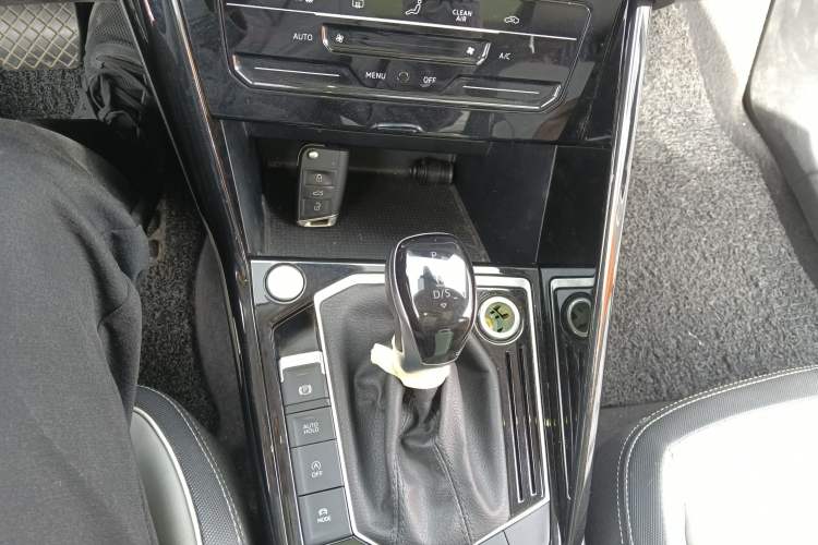 Used Volkswagen Tayron 2023 300TSI Two-Wheel-Drive Luxury Plus Advanced Edition Gear Lever