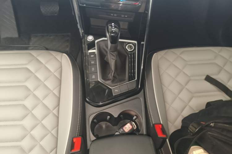 Used Volkswagen Tayron 2023 300TSI Two-Wheel-Drive Luxury Plus Advanced Edition Gear Lever
