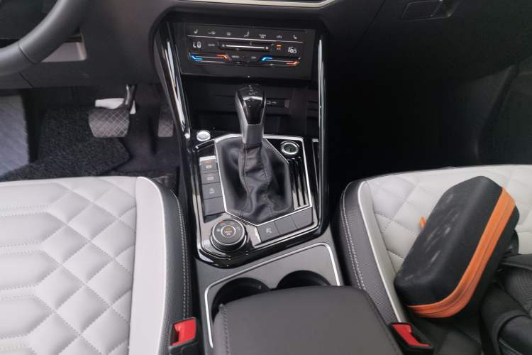 Used Volkswagen Tayron 2023 Revised Version 380TSI All-Wheel Drive R-Line High-Energy Edition Gear Lever
