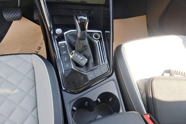 Used Volkswagen Tayron 2023 300TSI Two-Wheel-Drive Luxury Plus Advanced Edition Gear Lever