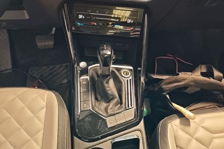 Used Volkswagen Tayron 2023 300TSI Two-Wheel-Drive Luxury Plus Advanced Edition Gear Lever