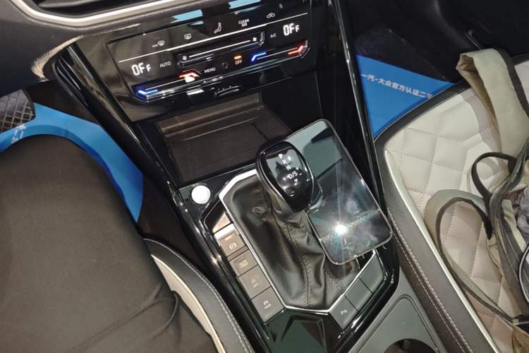 Used Volkswagen Tayron 2023 300TSI Two-Wheel-Drive Luxury Plus Advanced Edition Gear Lever