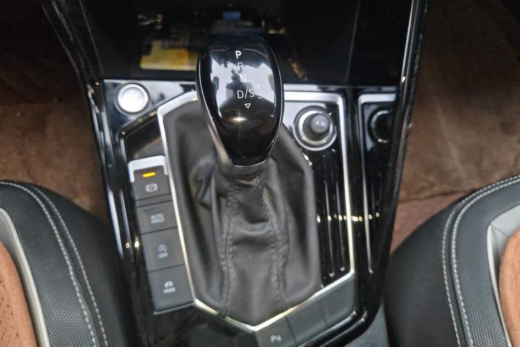 Used Volkswagen Tayron 2023 300TSI Two-Wheel-Drive Luxury Plus Advanced Edition Gear Lever