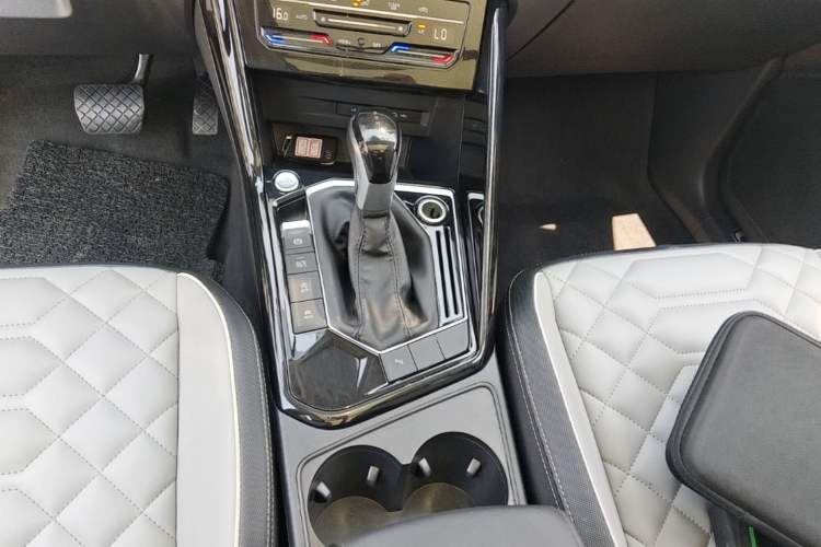 Used Volkswagen Tayron 2023 300TSI Two-Wheel-Drive Luxury Plus Advanced Edition Gear Lever