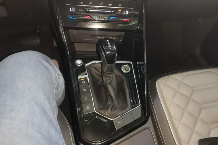 Used Volkswagen Tayron 2023 300TSI Two-Wheel-Drive Luxury Plus Advanced Edition Gear Lever