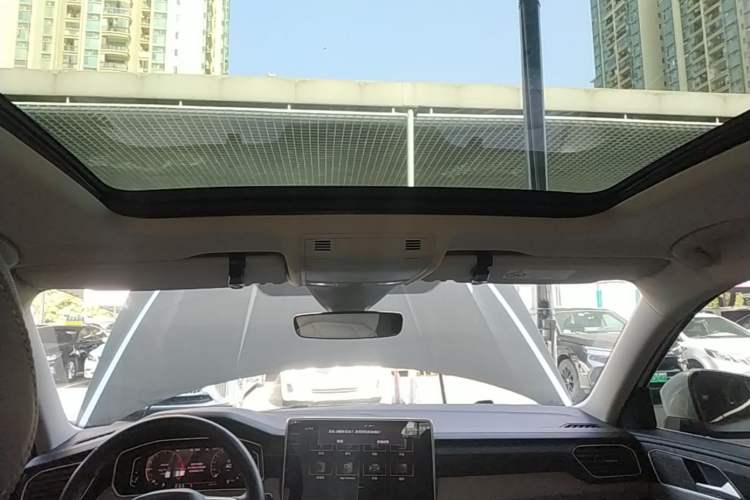Used Volkswagen Tayron 2023 280TSI Two-Wheel-Drive Luxury Plus Advanced Version Headliner