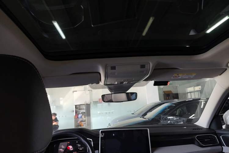 Used Volkswagen Tayron 2023 280TSI Two-Wheel-Drive Luxury Plus Advanced Version Headliner