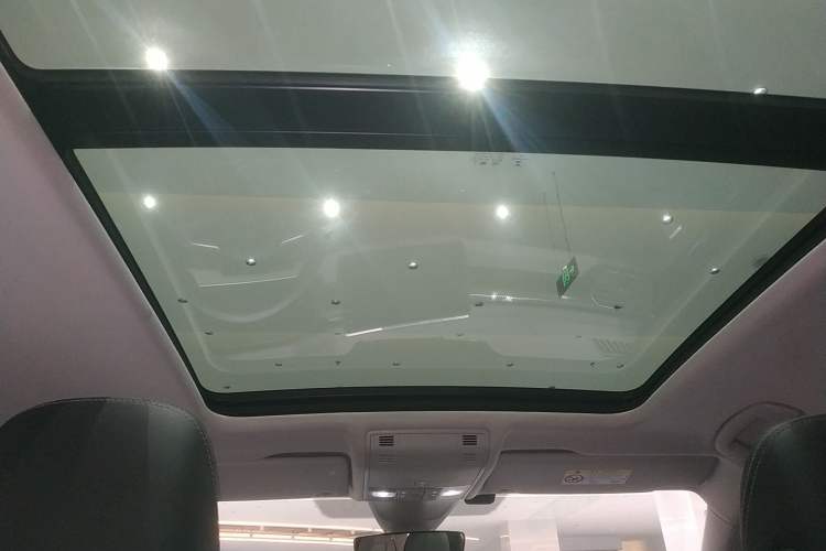 Used Volkswagen Tayron 2023 330TSI Two-Wheel-Drive Luxury Plus Advanced Version Headliner
