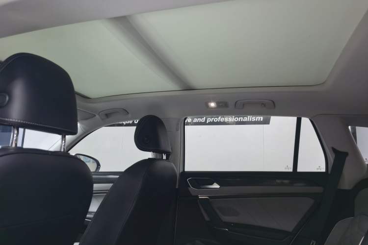 Used Volkswagen Tayron 2023 300TSI Two-Wheel-Drive Luxury Plus Advanced Edition Headliner