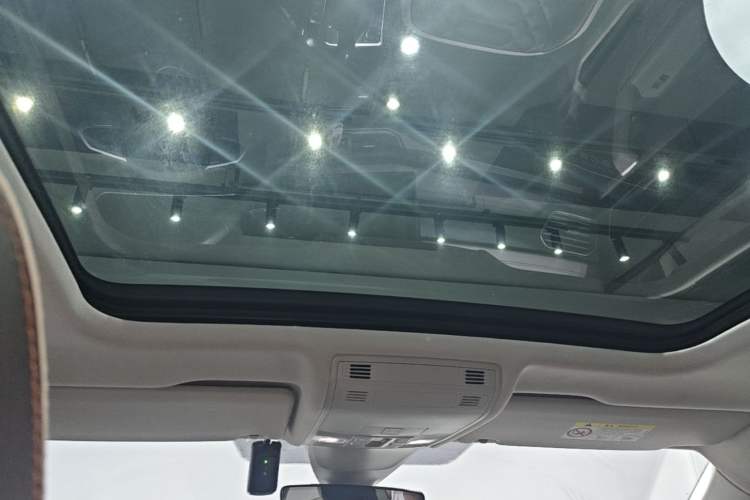 Used Volkswagen Tayron 2023 330TSI Two-Wheel-Drive Luxury Plus Advanced Version Headliner