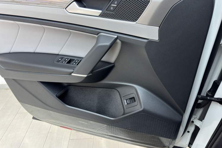 Used Volkswagen Tayron 2023 330TSI Two-Wheel-Drive R-Line High-Energy Version Interior 11
