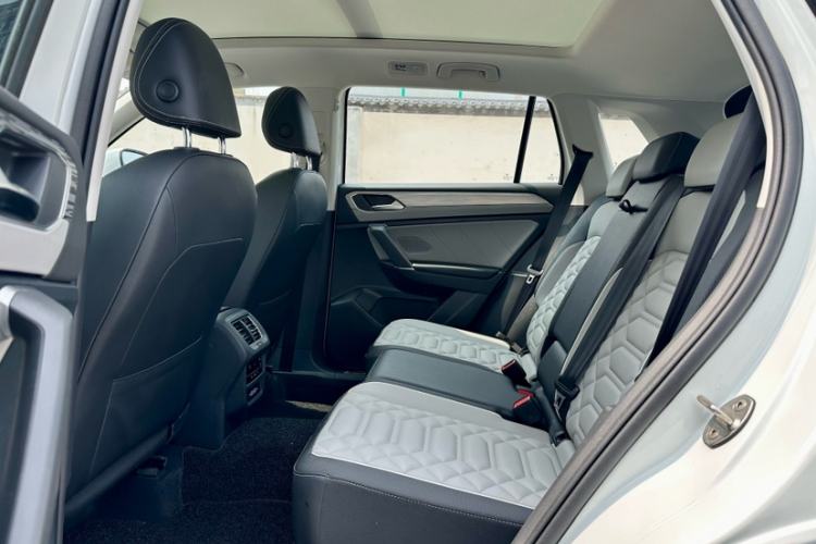 Used Volkswagen Tayron 2023 Revised Version 380TSI All-Wheel Drive R-Line High-Energy Edition Interior 2