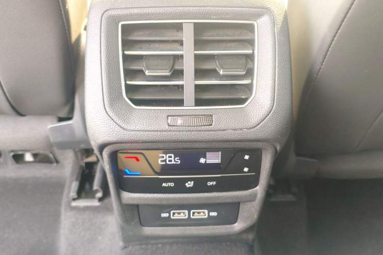 Used Volkswagen Tayron 2023 330TSI Two-Wheel-Drive R-Line High-Energy Version Interior 3