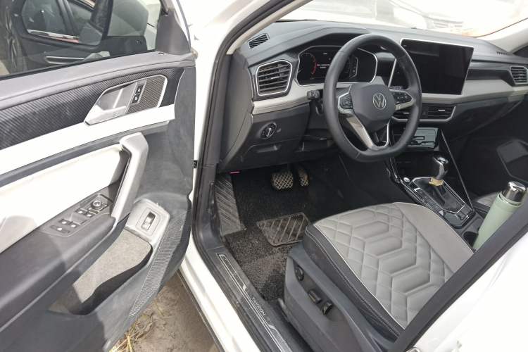 Used Volkswagen Tayron 2023 300TSI Two-Wheel-Drive Luxury Plus Advanced Edition Interior 3