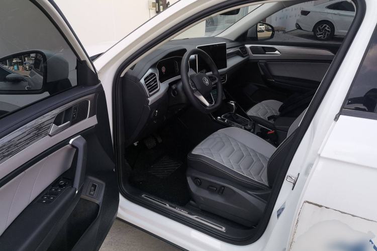 Used Volkswagen Tayron 2023 Revised Version 380TSI All-Wheel Drive R-Line High-Energy Edition Interior 3