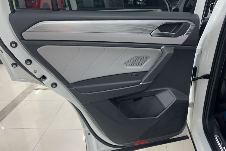 Used Volkswagen Tayron 2023 Revised Version 380TSI All-Wheel Drive R-Line High-Energy Edition Interior 3