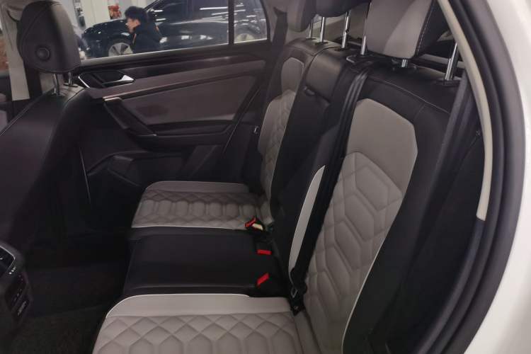 Used Volkswagen Tayron 2023 300TSI Two-Wheel-Drive Luxury Plus Advanced Edition Interior 4