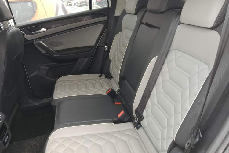 Used Volkswagen Tayron 2023 300TSI Two-Wheel-Drive Luxury Plus Advanced Edition Interior 4