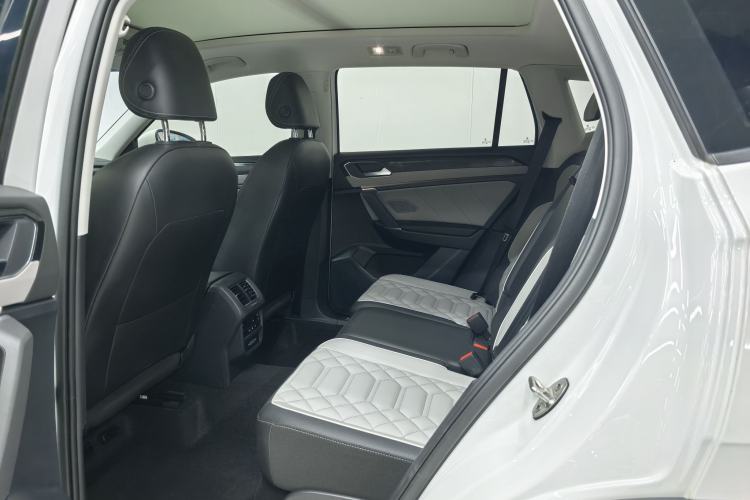 Used Volkswagen Tayron 2023 300TSI Two-Wheel-Drive Luxury Plus Advanced Edition Interior 4