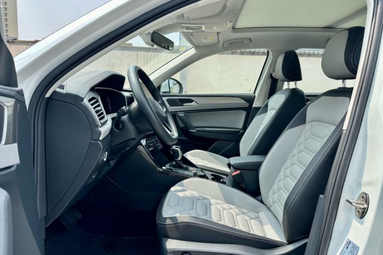 Used Volkswagen Tayron 2023 Revised Version 380TSI All-Wheel Drive R-Line High-Energy Edition Interior 4