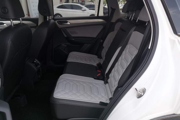 Used Volkswagen Tayron 2023 Revised Version 380TSI All-Wheel Drive R-Line High-Energy Edition Interior 4