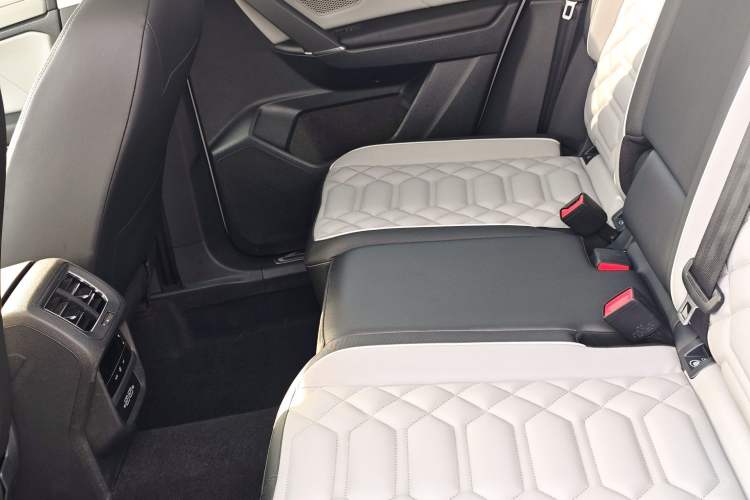 Used Volkswagen Tayron 2023 330TSI Two-Wheel-Drive R-Line High-Energy Version Interior 5