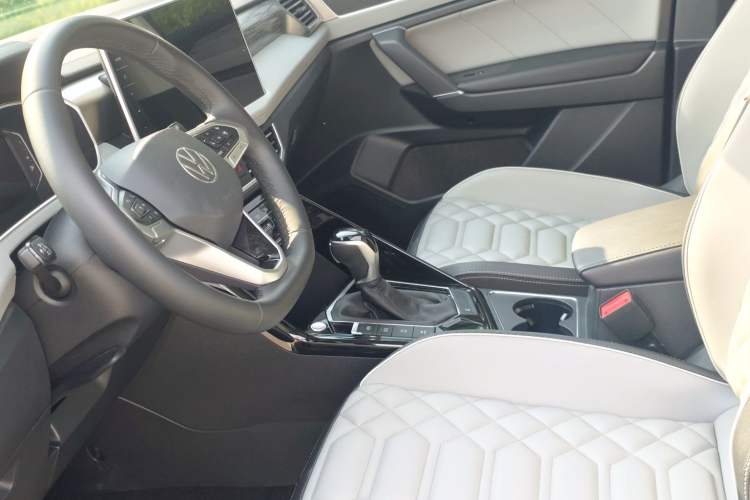 Used Volkswagen Tayron 2023 330TSI Two-Wheel-Drive R-Line High-Energy Version Interior 6