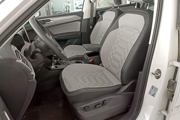 Used Volkswagen Tayron 2023 Revised Version 380TSI All-Wheel Drive R-Line High-Energy Edition Left Front Seat