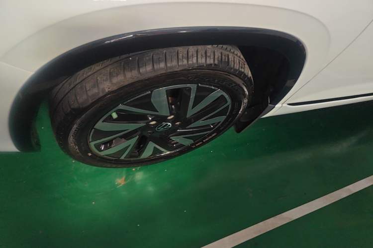 Used Volkswagen Tayron 2023 330TSI Two-Wheel-Drive R-Line High-Energy Version Left Front Wheel Hub