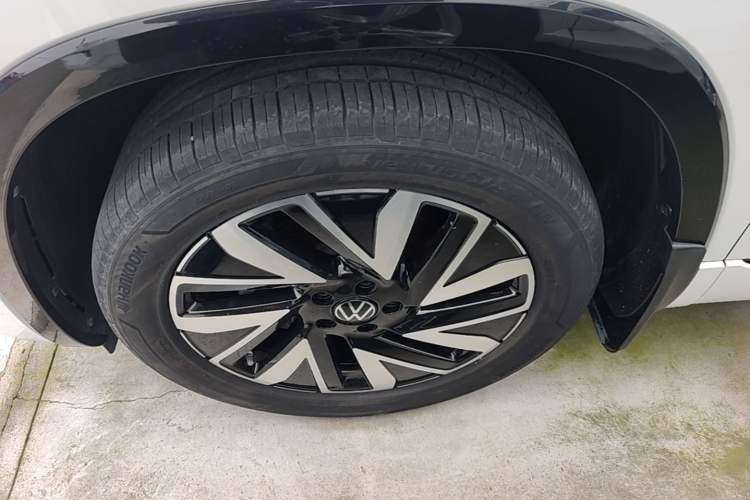 Used Volkswagen Tayron 2023 330TSI Two-Wheel-Drive R-Line High-Energy Version Left Front Wheel Hub
