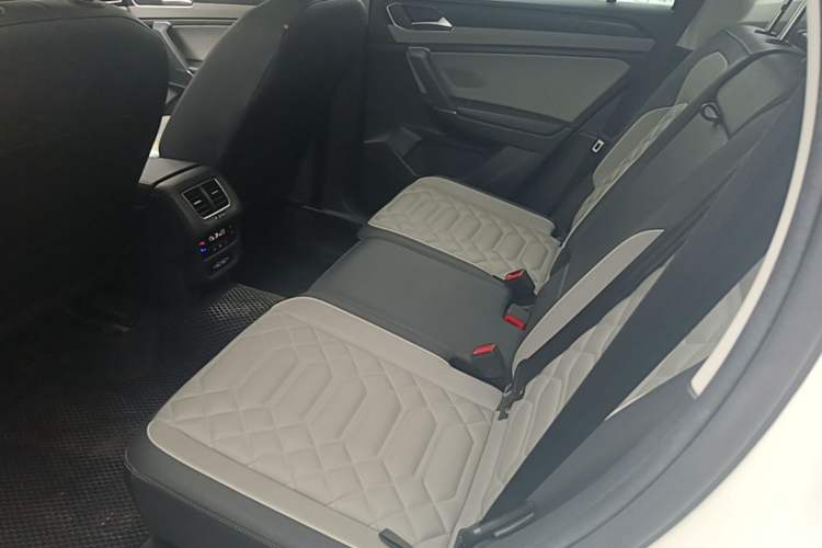 Used Volkswagen Tayron 2023 300TSI Two-Wheel-Drive Luxury Plus Advanced Edition Left Rear Seat