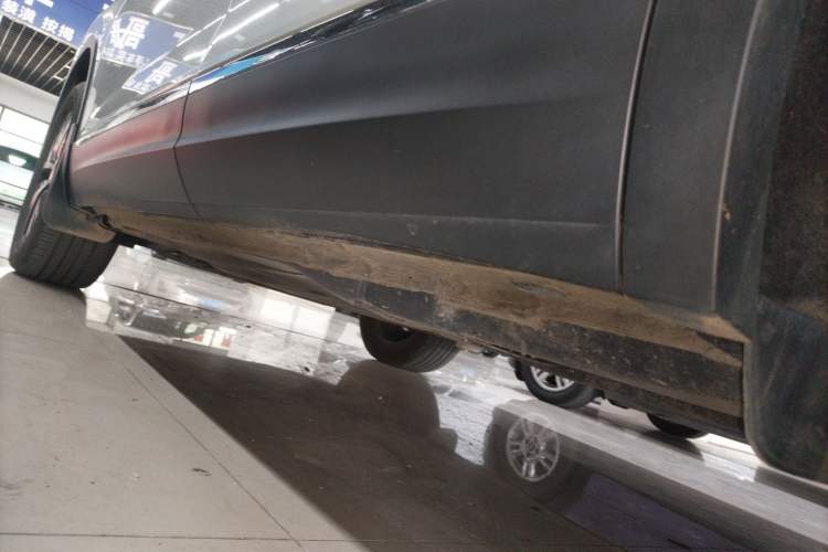 Used Volkswagen Tayron 2023 300TSI Two-Wheel-Drive Luxury Plus Advanced Edition Left Side Sill