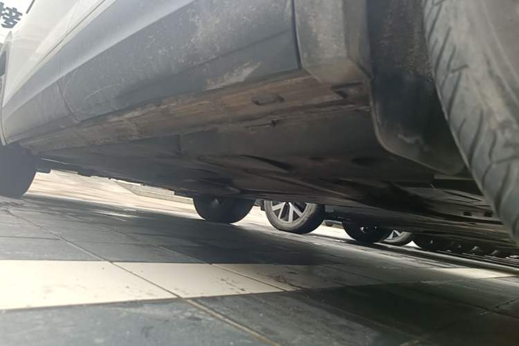 Used Volkswagen Tayron 2023 300TSI Two-Wheel-Drive Luxury Plus Advanced Edition Left Side Sill