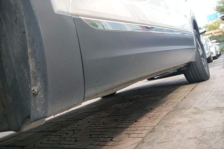 Used Volkswagen Tayron 2023 300TSI Two-Wheel-Drive Luxury Plus Advanced Edition Left Side Sill
