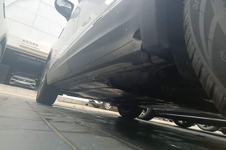 Used Volkswagen Tayron 2023 300TSI Two-Wheel-Drive Luxury Plus Advanced Edition Left Side Sill