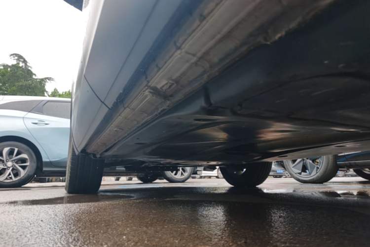 Used Volkswagen Tayron 2023 300TSI Two-Wheel-Drive Luxury Plus Advanced Edition Left Side Sill