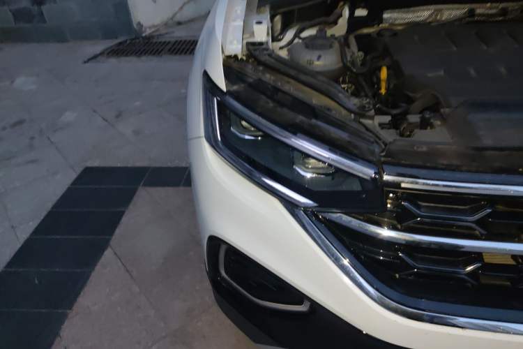Used Volkswagen Tayron 2023 330TSI Two-Wheel-Drive Luxury Plus Advanced Version Right Front Headlight