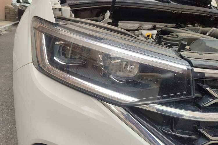 Used Volkswagen Tayron 2023 300TSI Two-Wheel-Drive Luxury Plus Advanced Edition Right Front Headlight