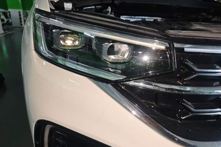 Used Volkswagen Tayron 2023 330TSI Two-Wheel-Drive Luxury Plus Advanced Version Right Front Headlight