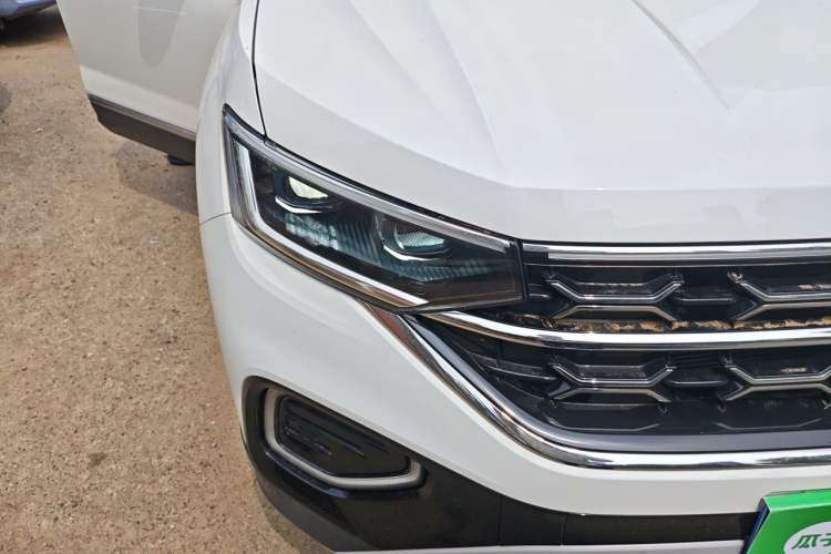 Used Volkswagen Tayron 2023 330TSI Two-Wheel-Drive Luxury Plus Advanced Version Right Front Headlight