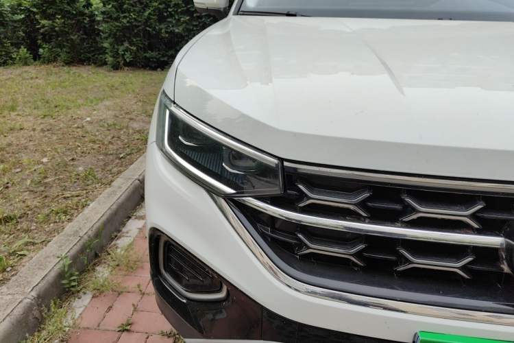 Used Volkswagen Tayron 2023 330TSI Two-Wheel-Drive Luxury Plus Advanced Version Right Front Headlight