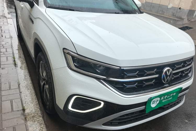 Used Volkswagen Tayron 2023 330TSI Two-Wheel-Drive Luxury Plus Advanced Version Right Front Headlight