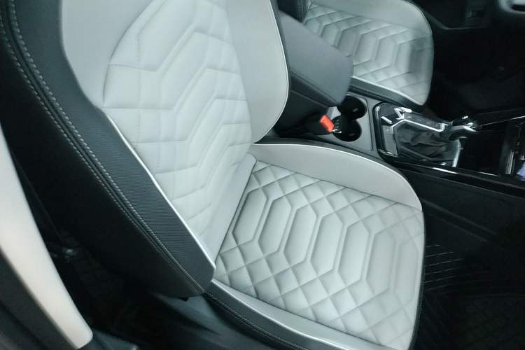 Used Volkswagen Tayron 2023 330TSI Two-Wheel-Drive Luxury Plus Advanced Version Right Front Seat