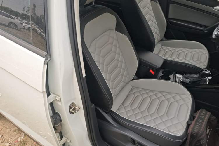 Used Volkswagen Tayron 2023 330TSI Two-Wheel-Drive Luxury Plus Advanced Version Right Front Seat