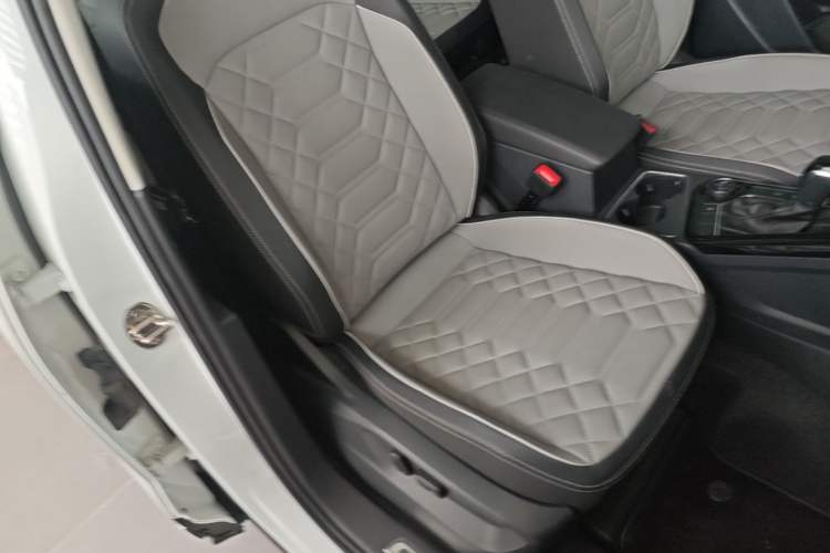 Used Volkswagen Tayron 2023 Revised Version 380TSI All-Wheel Drive R-Line High-Energy Edition Right Front Seat