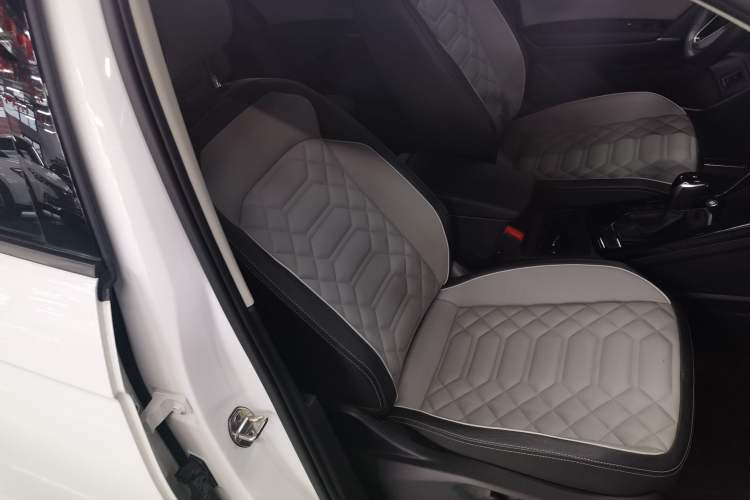 Used Volkswagen Tayron 2023 300TSI Two-Wheel-Drive Luxury Plus Advanced Edition Right Front Seat