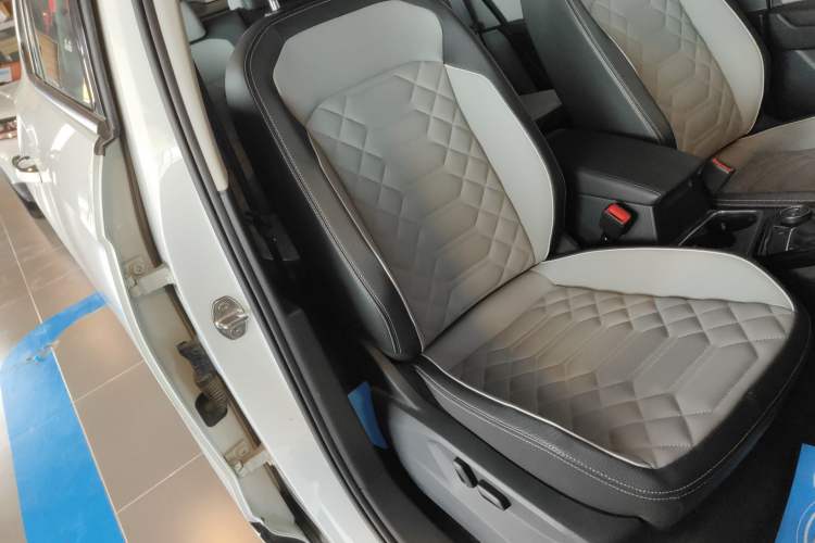 Used Volkswagen Tayron 2023 Revised Version 380TSI All-Wheel Drive R-Line High-Energy Edition Right Front Seat