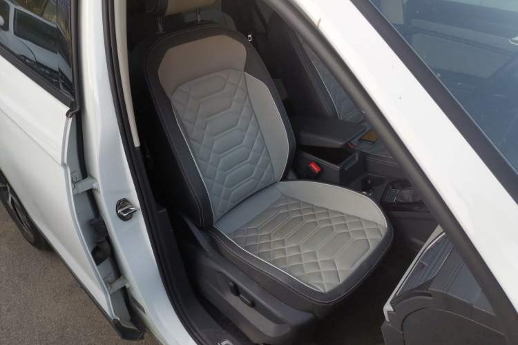 Used Volkswagen Tayron 2023 300TSI Two-Wheel-Drive Luxury Plus Advanced Edition Right Front Seat